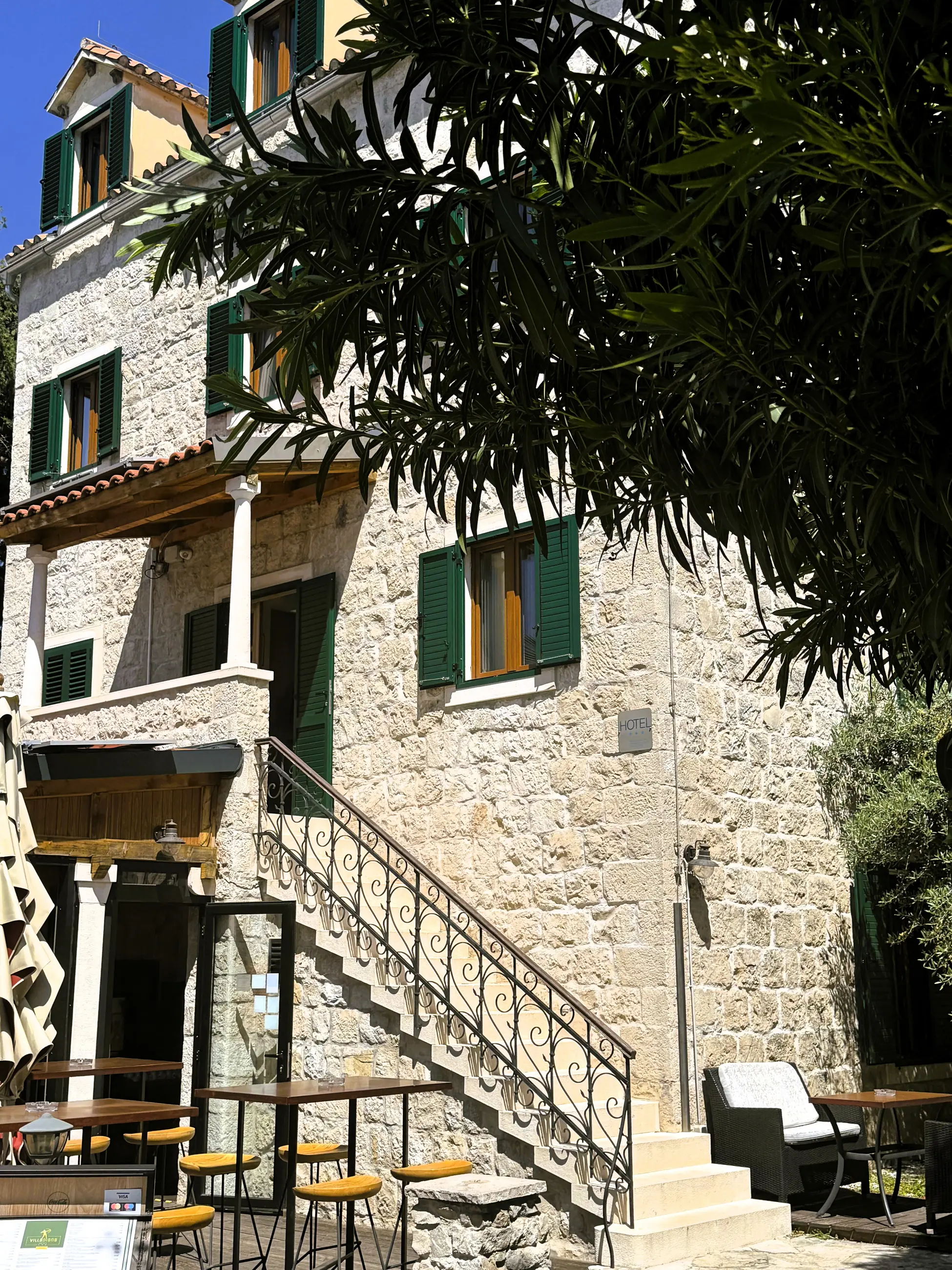 Kamena fasada i stubište prema ulazu, Hotel Villa Diana, Lučac, Split