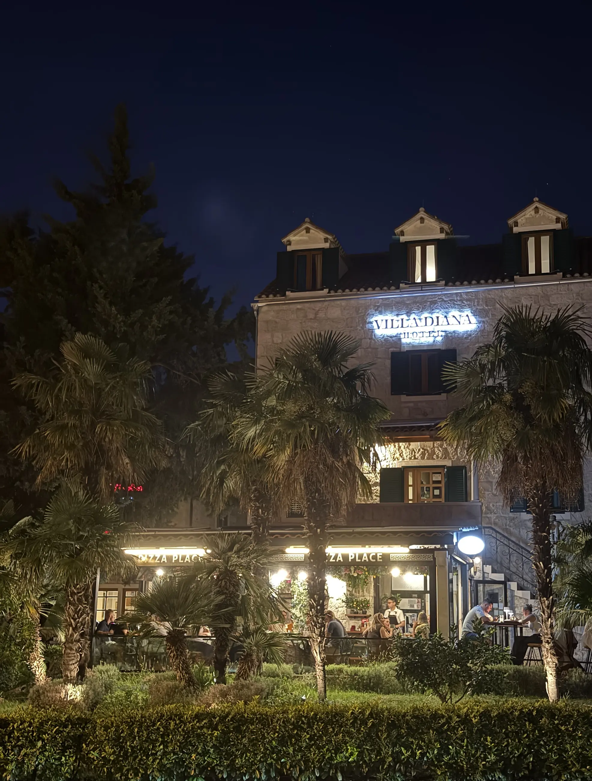 Kamena kuća sa zelenim škurama, navečer, Hotel Villa Diana, Lučac, Split