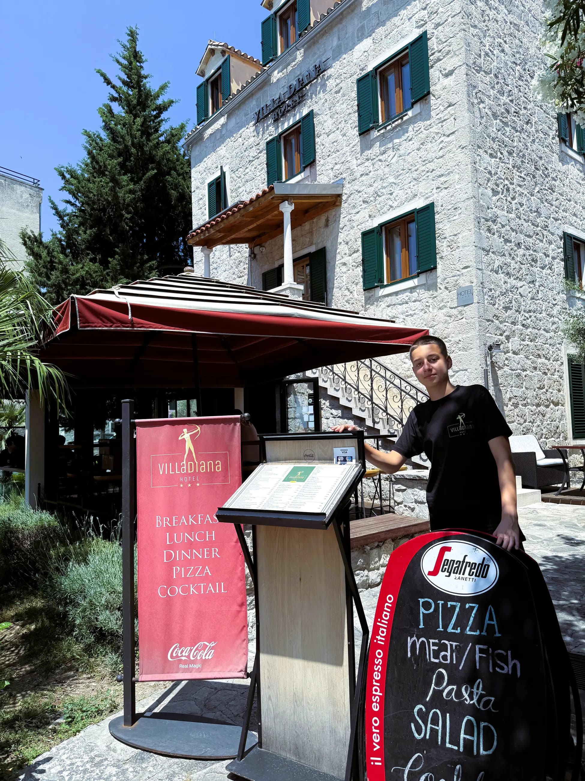 Ulaz u pizzeriju s pločom jelovnika, danju, Pizzeria Villa Diana, Lučac, Split
