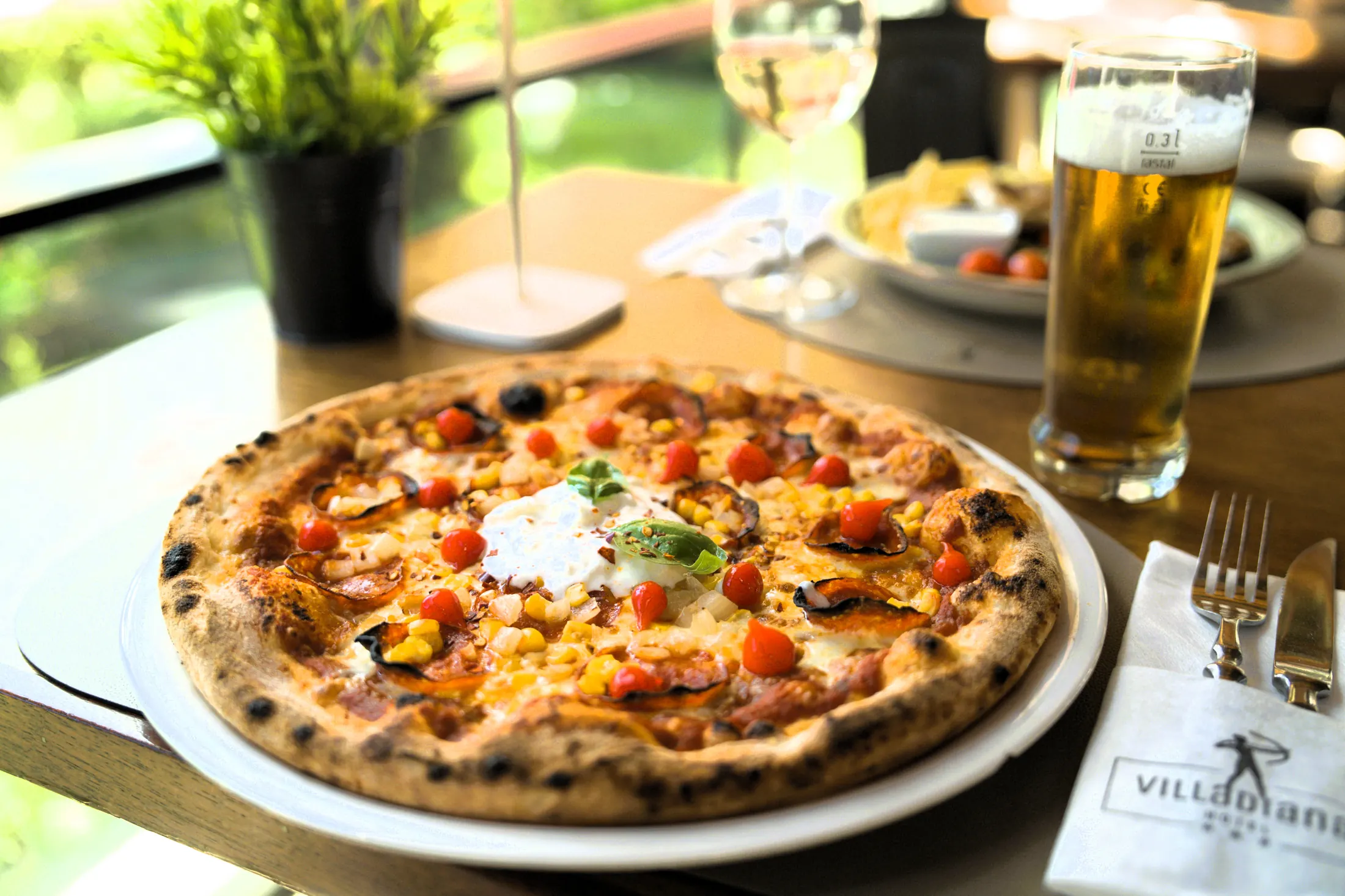 Pizza iz peći i dalmatinski stol