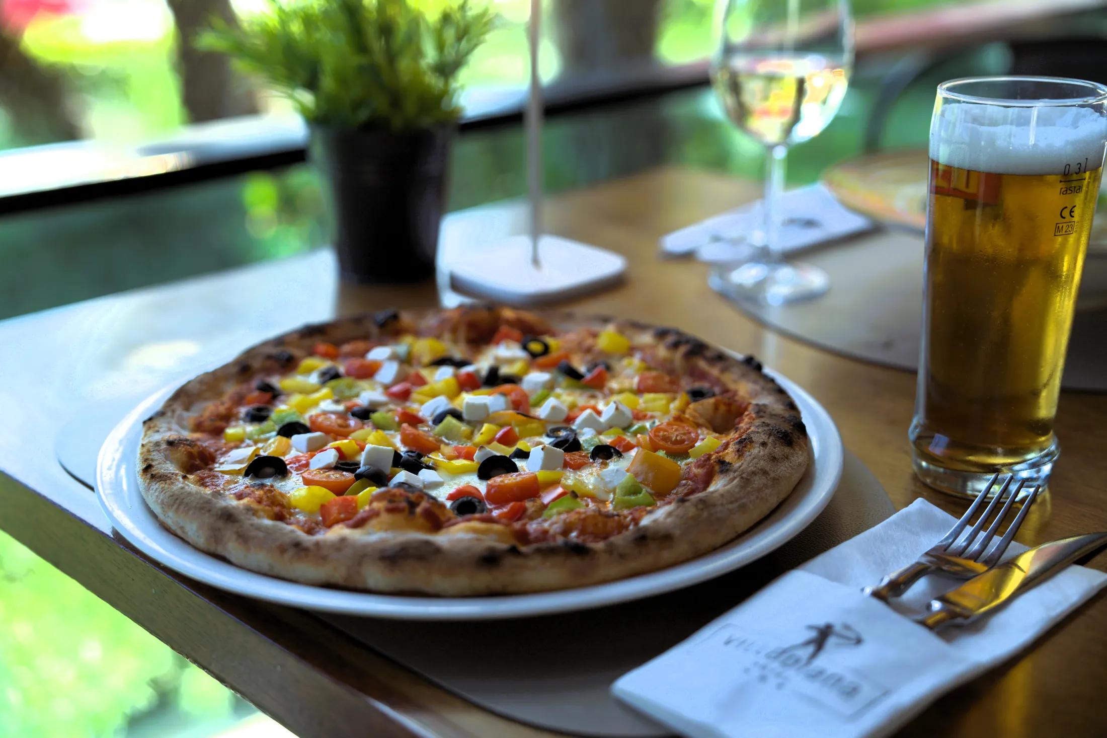 Grčka pizza, umak od rajčice, paprika, kapula, cherry rajčice, masline, feta sir, Pizzeria Villa Diana, Lučac, Split