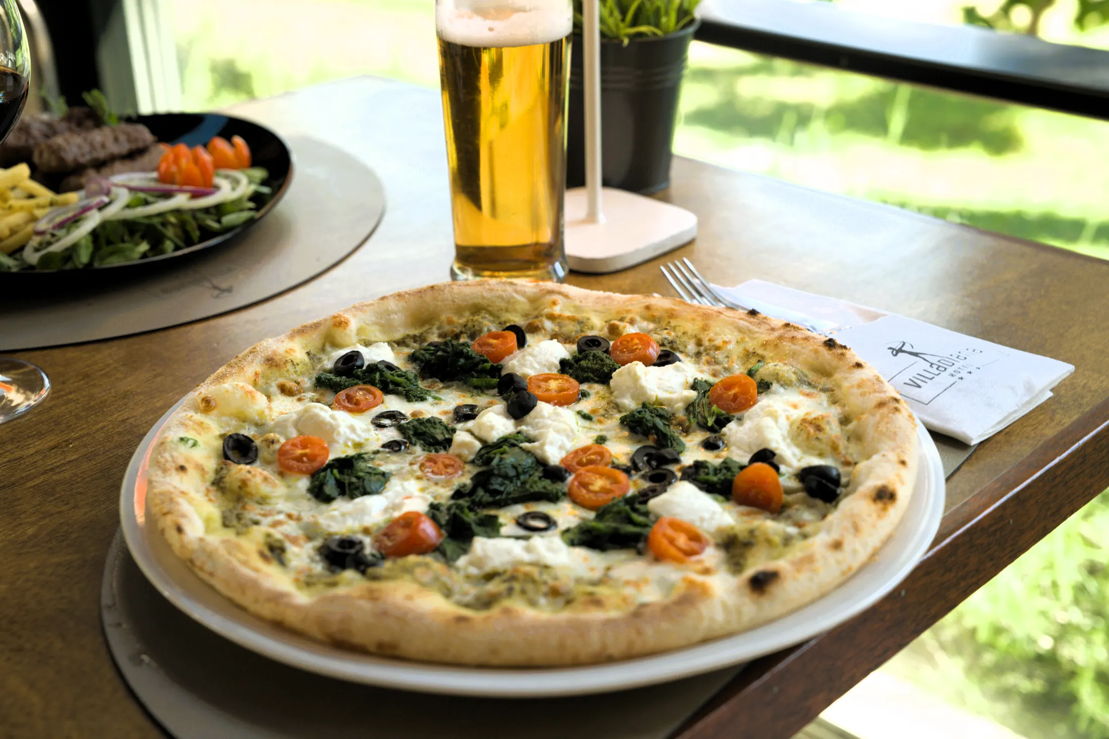 Pizza Vegetariana, pesto verde, mozzarella, sezonsko povrće, Pizzeria Villa Diana, Lučac, Split