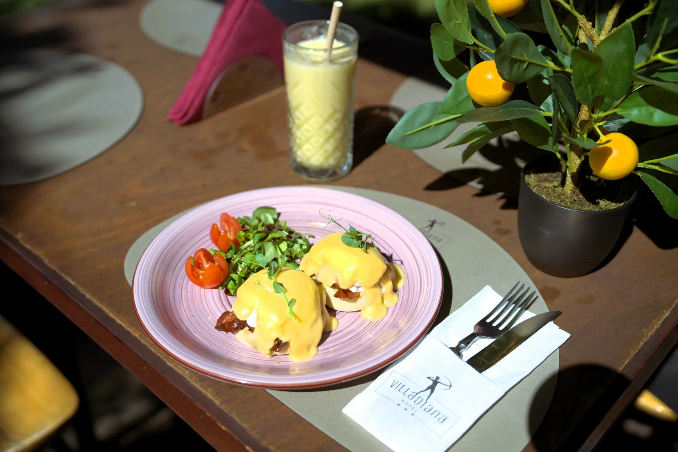 Jaja Benedict, poširana jaja na kruhu i slanini prelivena holandez umakom, Pizzeria Villa Diana, Lučac, Split