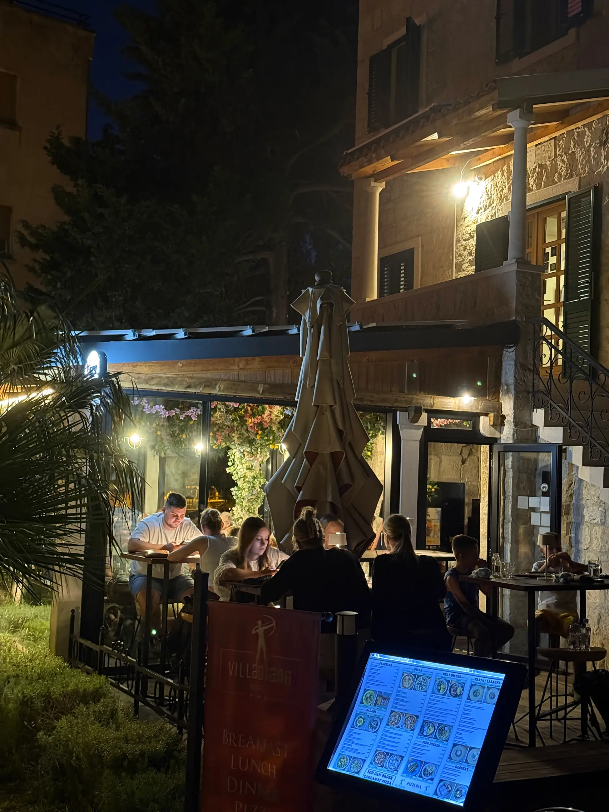 Stolovi u vrtu pod svjetlima, navečer, Pizzeria Villa Diana, Lučac, Split