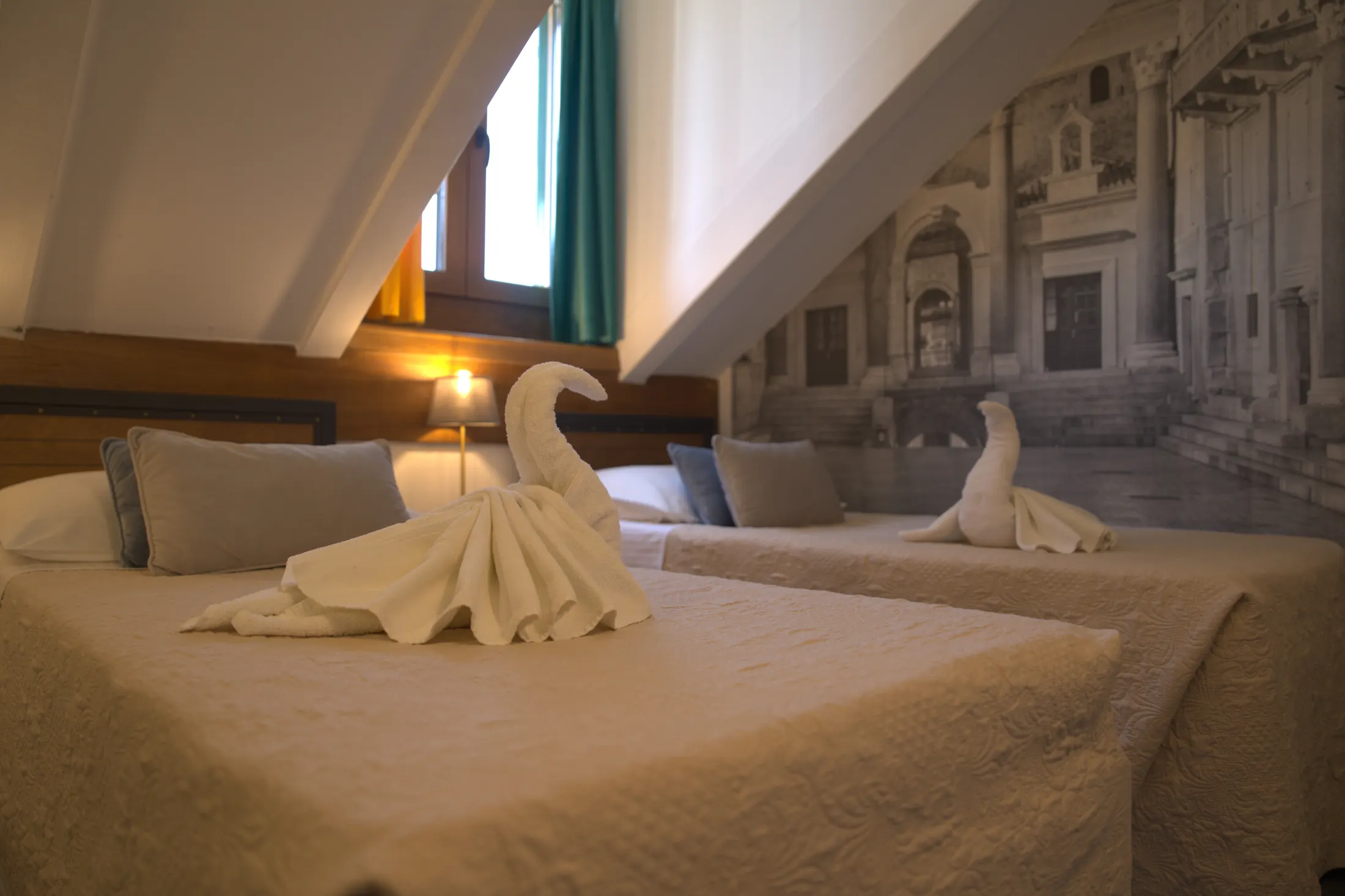 Dvokrevetna soba Economy u potkrovlju, s kosim stropom i zidnom slikom Splita, Hotel Villa Diana, Lučac, Split