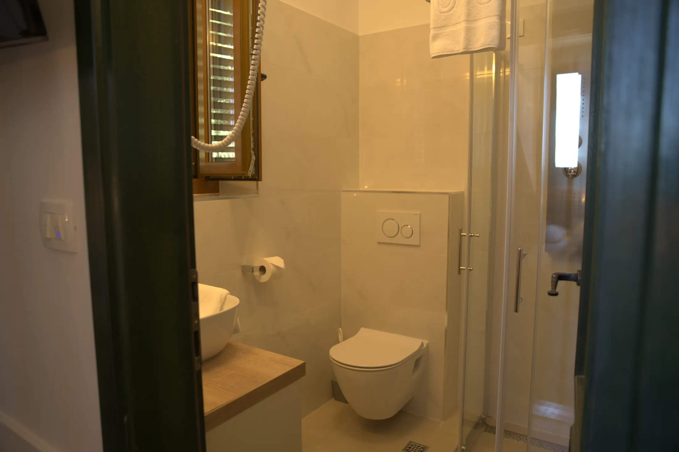 The private bathroom with shower, washbasin and window, Hotel Villa Diana, Lučac, Split