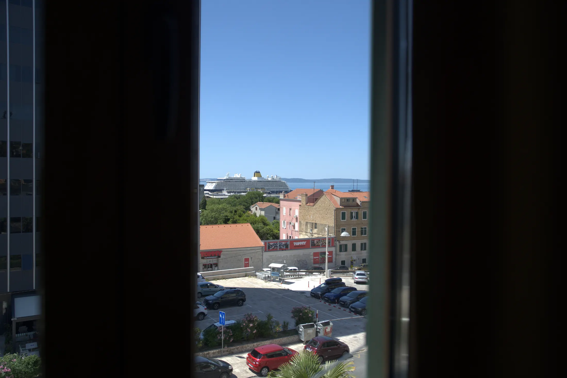 Pogled kroz prozor prema moru i trajektnoj luci, Hotel Villa Diana, Lučac, Split