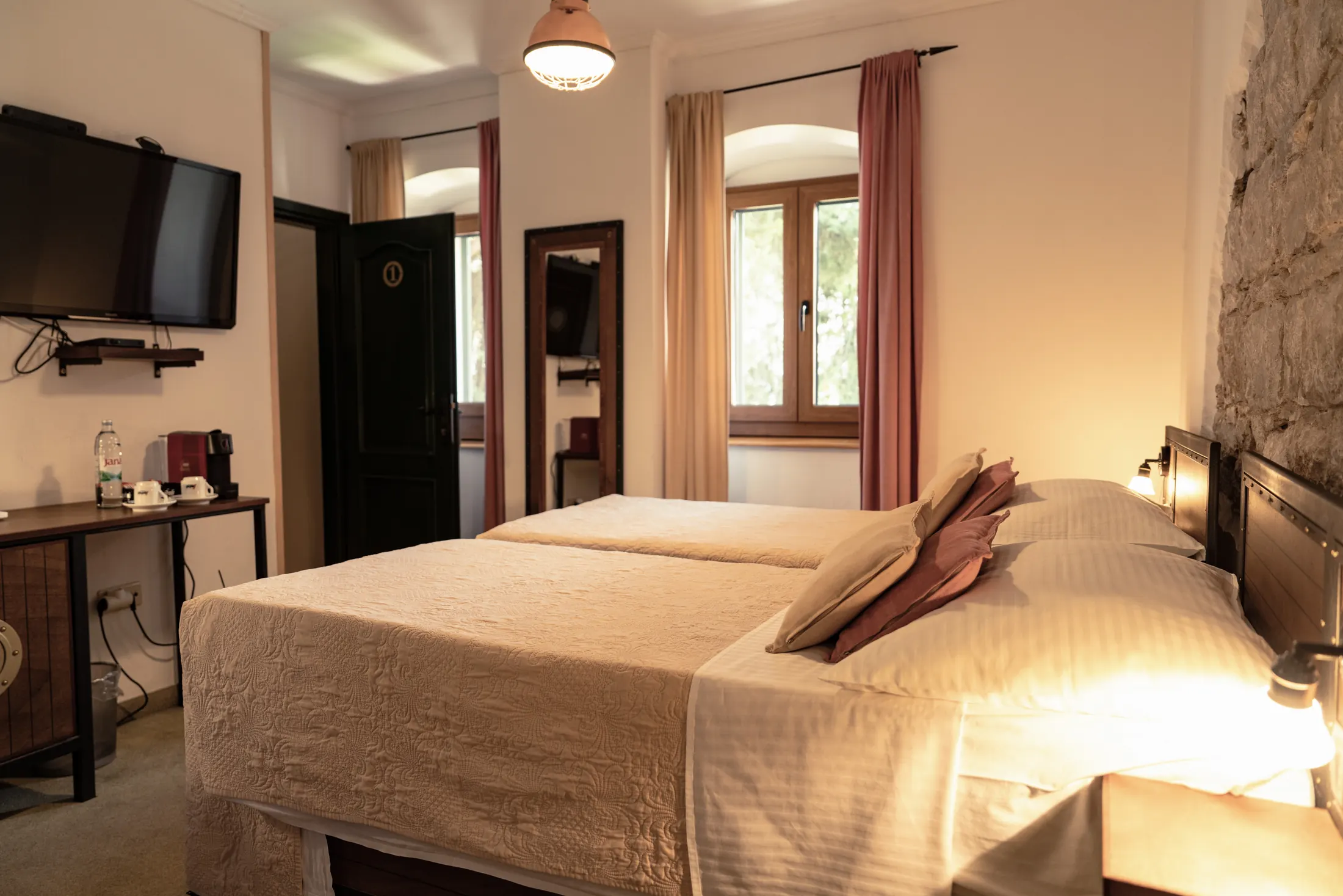 A Standard double room with a double bed, window and television, Hotel Villa Diana, Lučac, Split