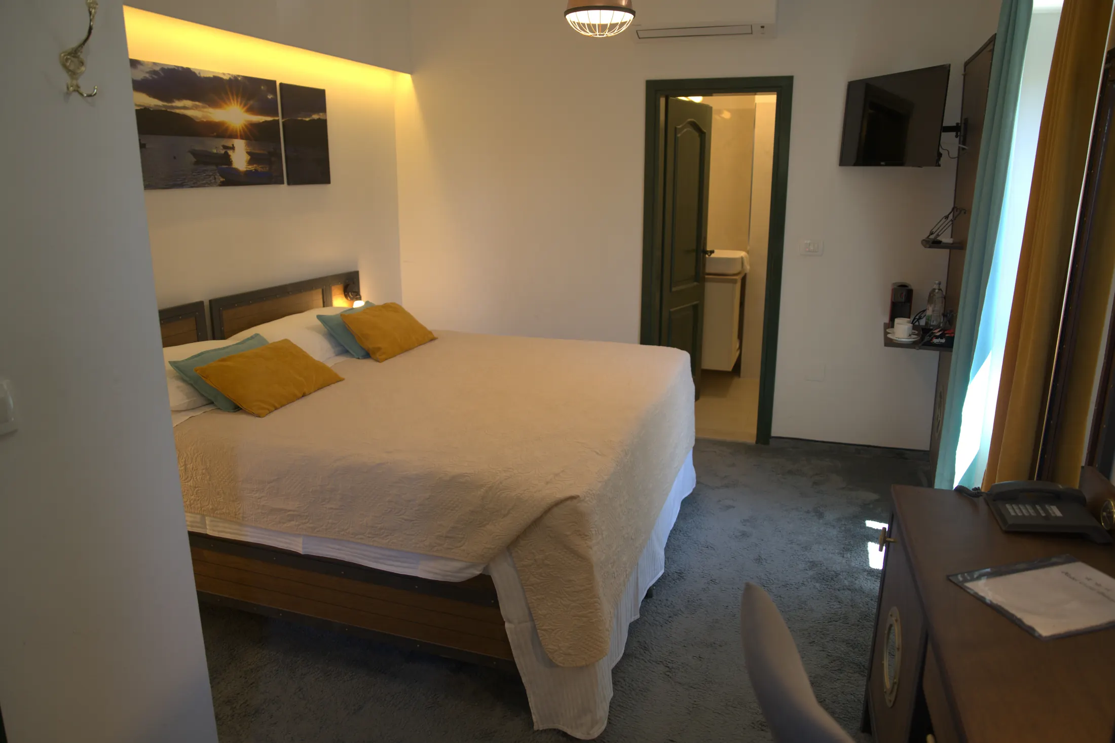 Dvokrevetna soba Standard s bračnim krevetom, televizorom i vlastitom kupaonicom, Hotel Villa Diana, Lučac, Split