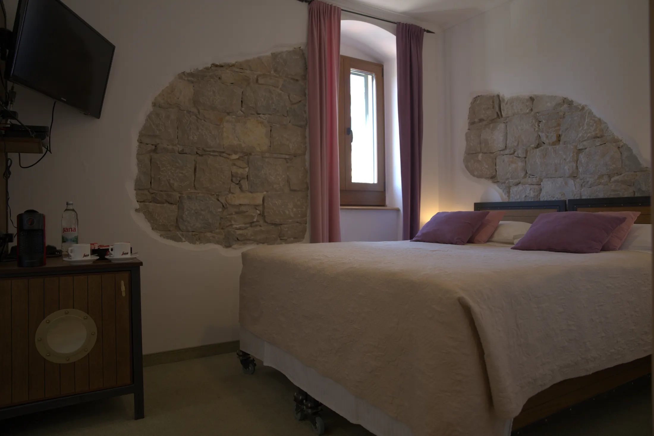 A Standard double room with exposed stone walls, television and window, Hotel Villa Diana, Lučac, Split