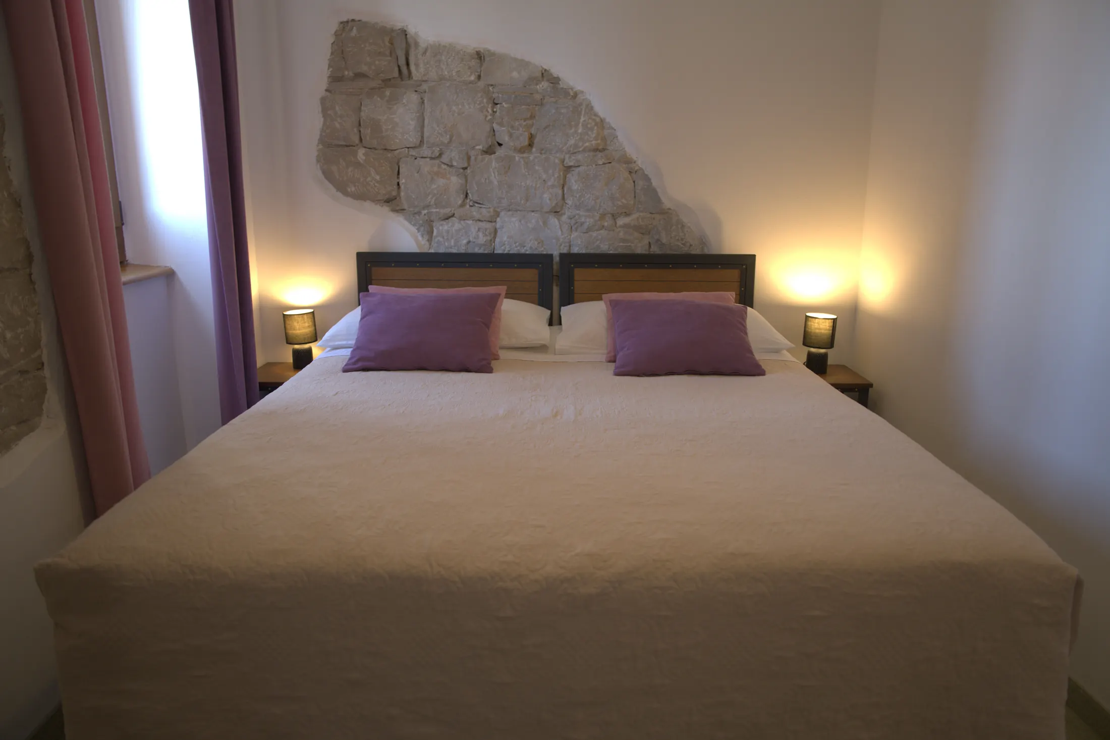 The bed beneath a stone arch, Hotel Villa Diana, Lučac, Split