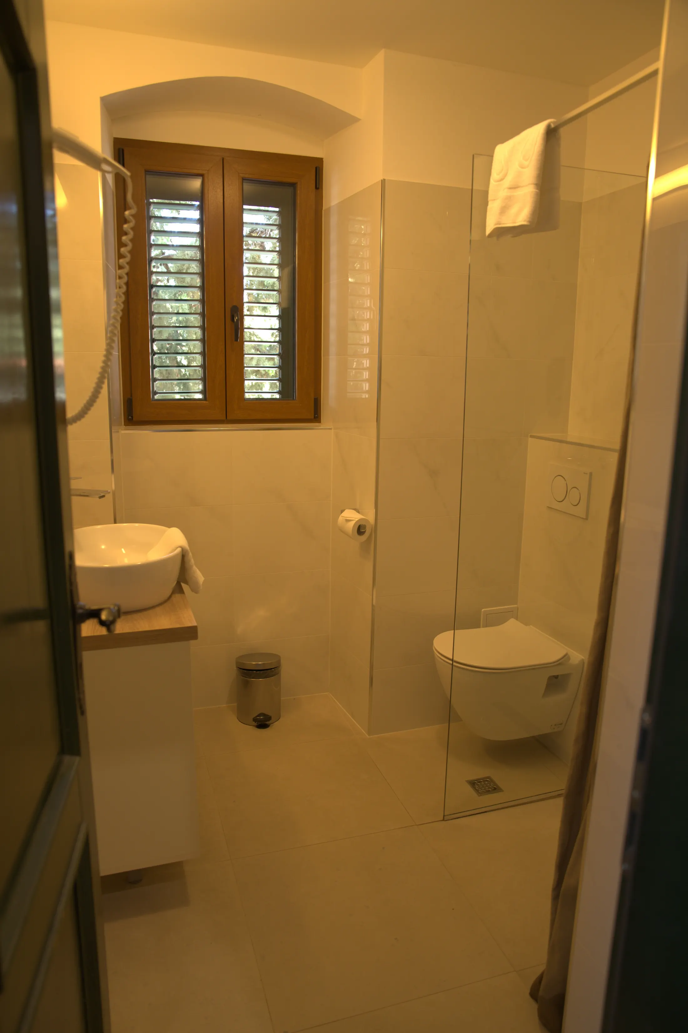 The private bathroom with a window and wooden shutters, Hotel Villa Diana, Lučac, Split